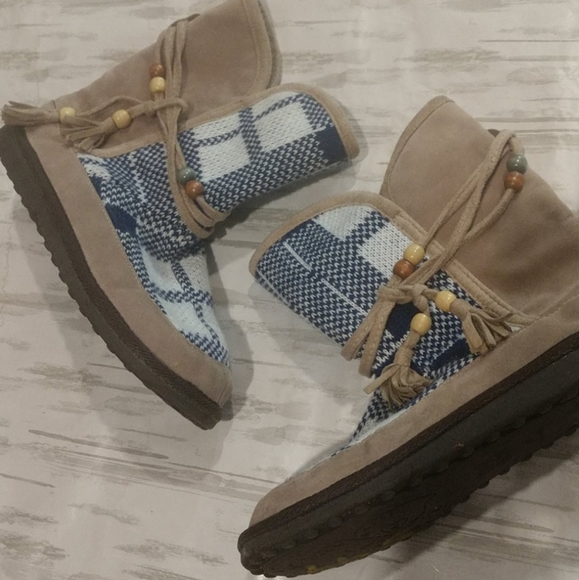 Muk Luks 10 blue plaid tassel bootie tan